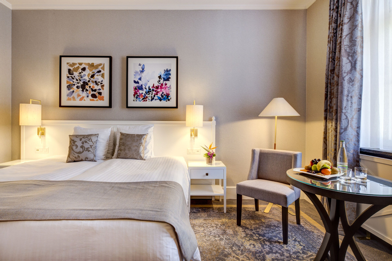 Bedroom 3, Fairmont Le Montreux Palace, Pays-d'Enhaut