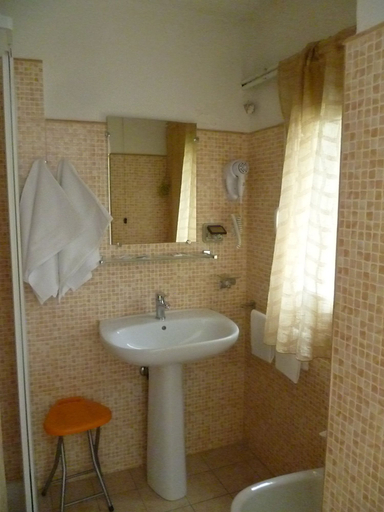 Bathroom 5, Hotel Pensione Romeo, Bari