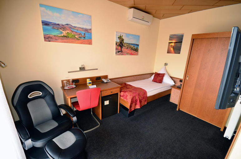 Bedroom 2, Hotel Restaurant Zur Mainlust, Main-Kinzig-Kreis
