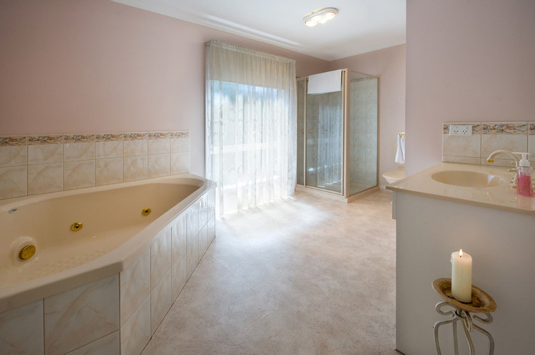 Bedroom 4, Birdie, Hepburn - East