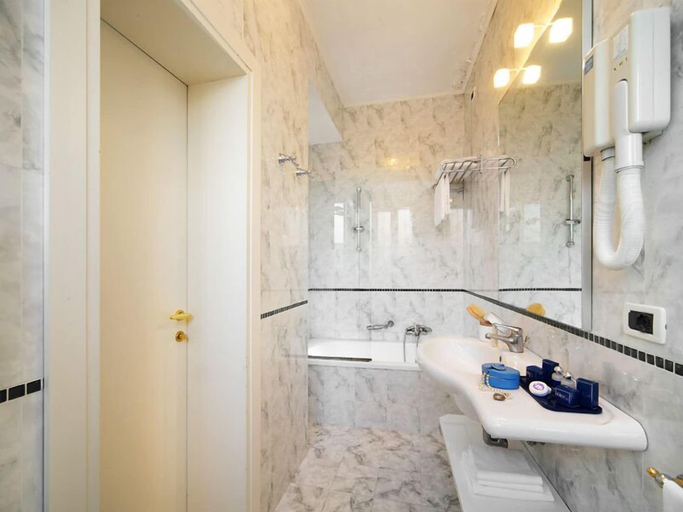 Bathroom 4, Hotel Principe, Venezia
