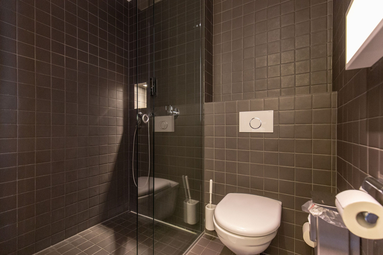 Bathroom 4, Hyve Hotel Basel - Hostel, Basel