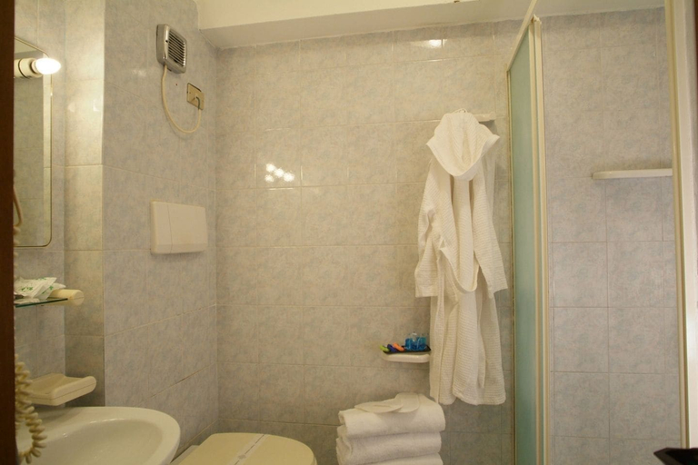 Bathroom 4, Hotel Miletto, Campobasso
