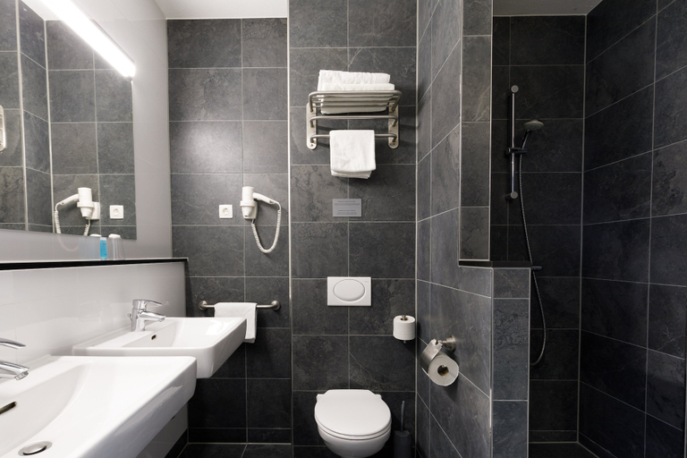 Bathroom 5, Bastion Hotel Haarlem Velsen, Velsen