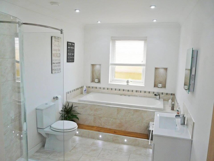 Bathroom 4, Langley Cottage, Highland