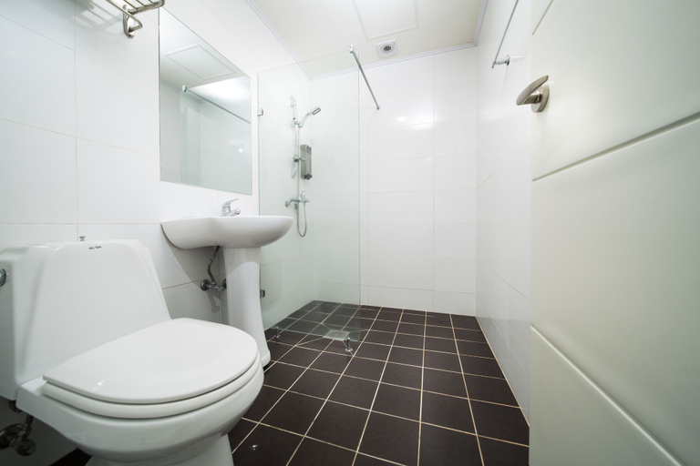Bathroom 5, Amoureux, Jeju