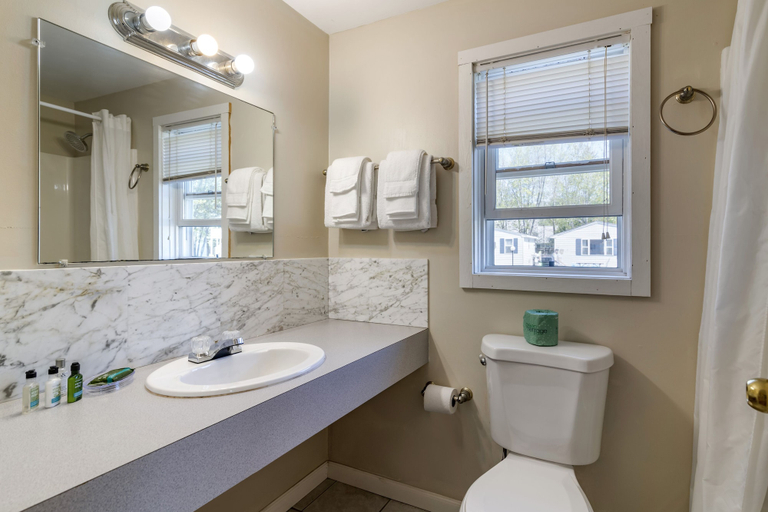 Bathroom 3, Anchor Inn and Cottages Wells-Ogunquit, York