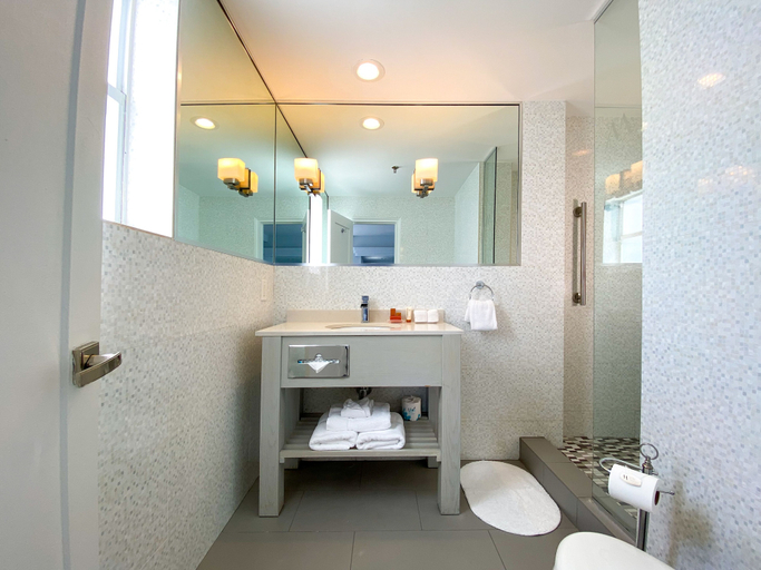 Bathroom 5, Marseilles Beachfront Hotel, Miami-Dade