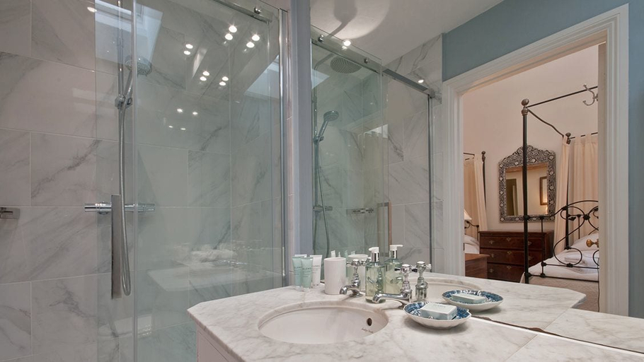 Bathroom 4, Shipton Cottage, Oxfordshire