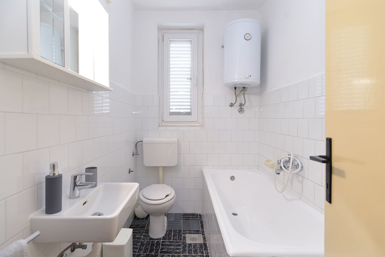 Bathroom 3, Apartment 608, Medulin