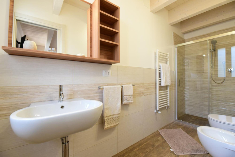 Bathroom 3, La Cerqua, Ancona