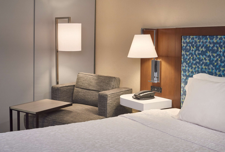 Bedroom 3, Hampton Inn by Hilton Harrisburg West, Cumberland
