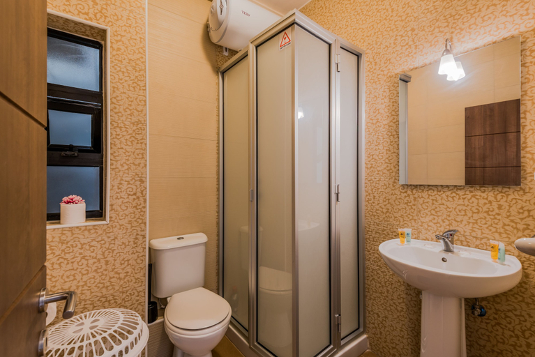 Bathroom, Seashells 2 Bedroom Apartment by Getaways Malta, Saint Paul's Bay