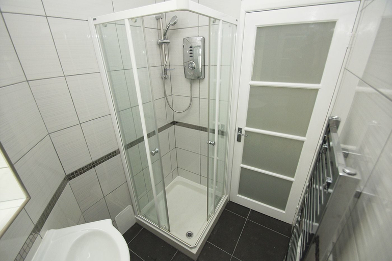 Bathroom 3, Between Piers Central by Brighton Holiday Lets, Brighton and Hove