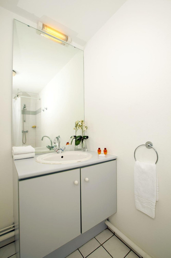 Bathroom 5, Sejours & Affaires Nantes Ducs de Bretagne, Loire-Atlantique
