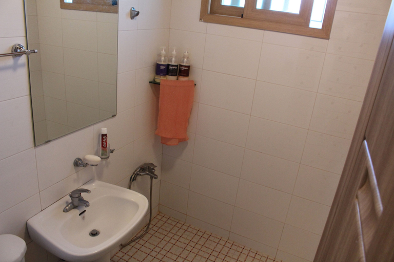 Bathroom 3, Dawa Motel, Yeosu