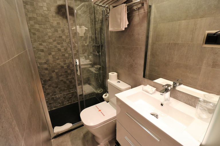 Bathroom 4, Hostal Hispano Argentino Gran Via, Madrid