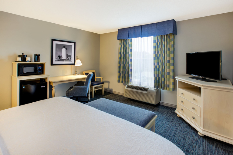 Bedroom 3, Hampton Inn & Suites Cape Cod-West Yarmouth, Barnstable