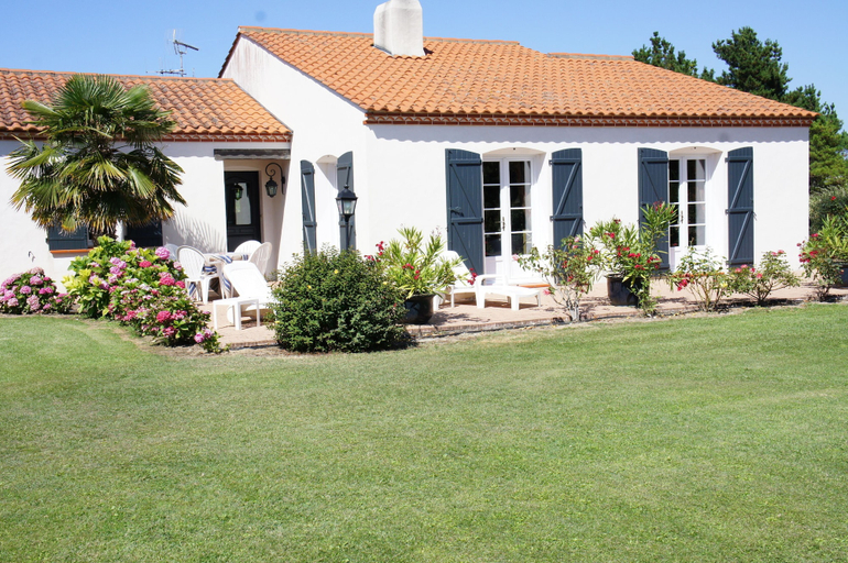 Exterior & Views