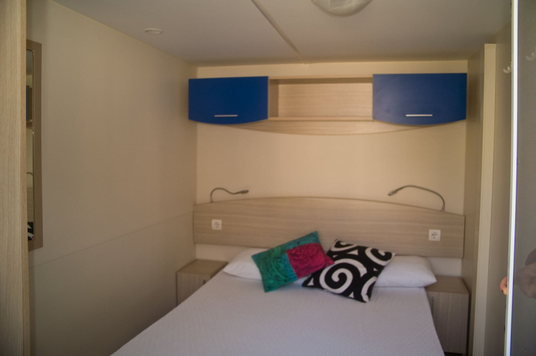 Bedroom 3, Camping & Village Polvese, Perugia