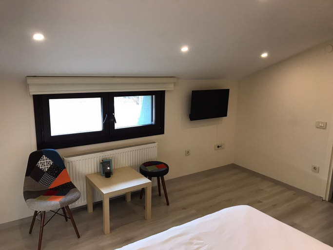 Bedroom 5, Butik Akvaryum, Adalar