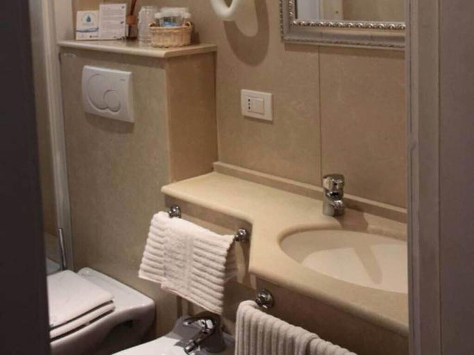 Bathroom 4, Hotel Ancora Riviera, Genova