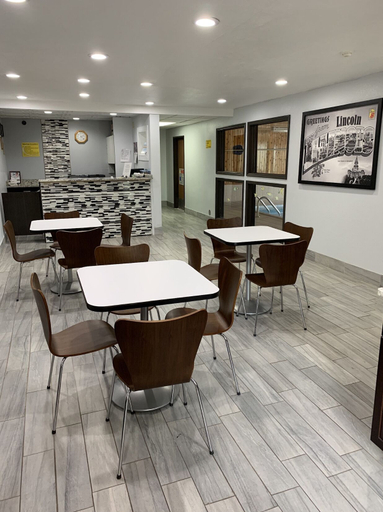 Food & Drinks 5, Super 8 by Wyndham Lincoln, Logan