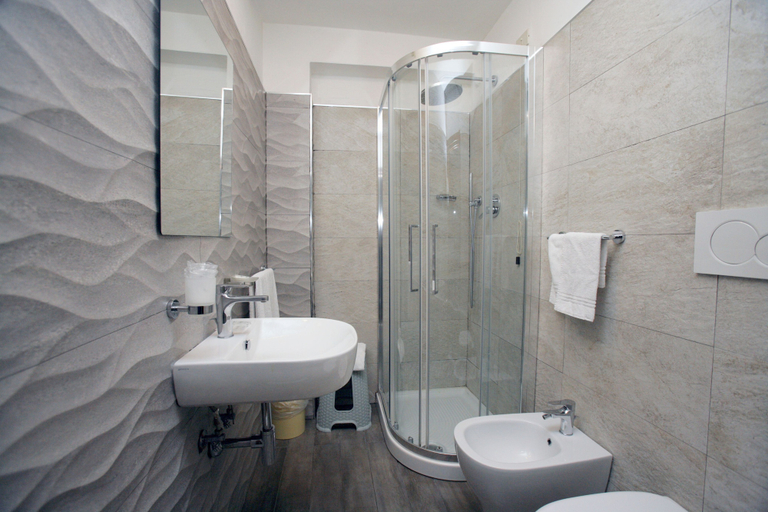 Bathroom 3, Hotel Desirée, Florence