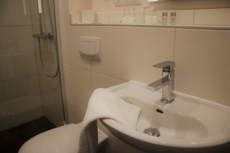 Bathroom 4, Hotel Restaurant Tüxen, Rendsburg-Eckernförde