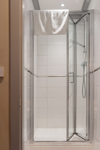 Bathroom 4, Central Station Hotel Liverpool, Sefton