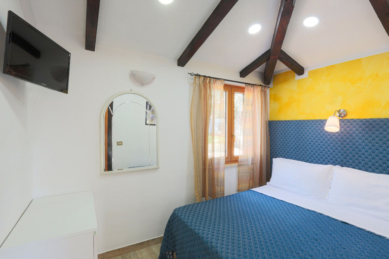 Bedroom 4, Relais il Frantoio - Apartments, Napoli