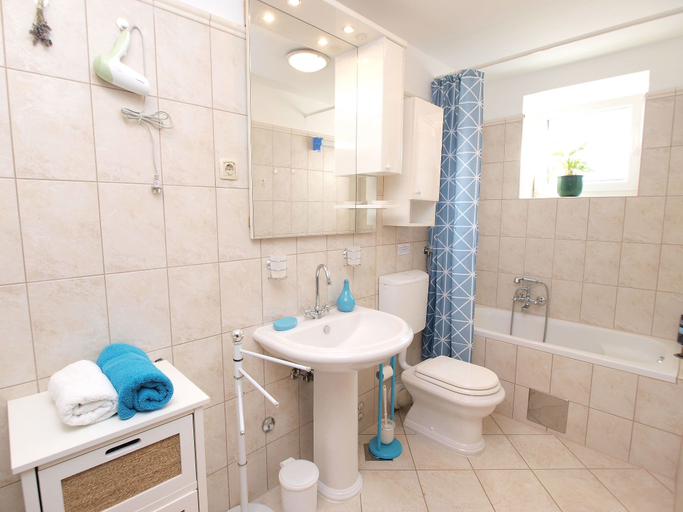Bathroom 4, Apartment 1175, Pula