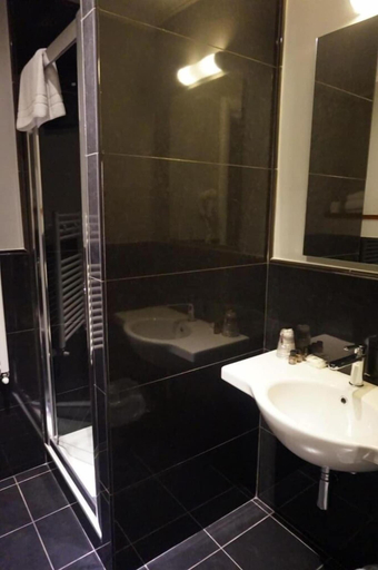 Bathroom 5, Taormina, Rome
