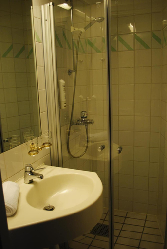 Bathroom 3, Kumla Hotel, Kumla