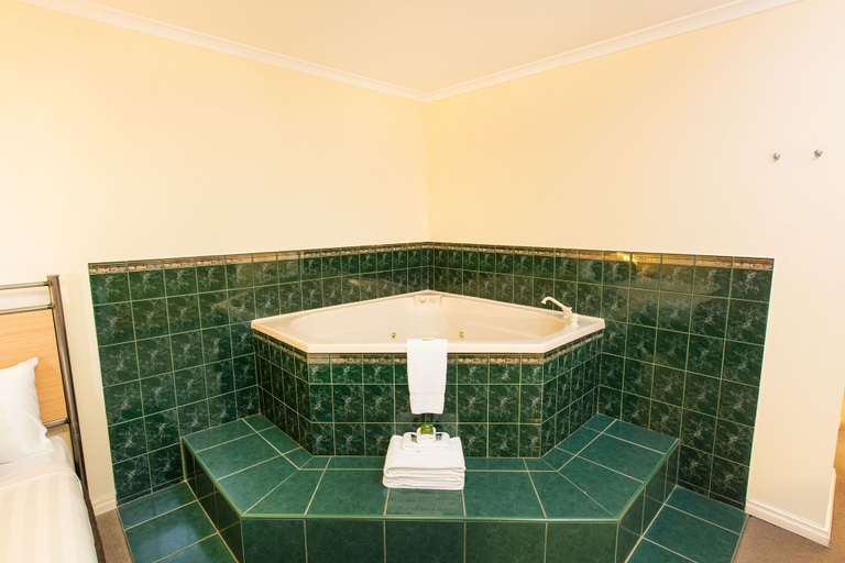 Bathroom 4, Mildura Inlander Resort, Mildura - Pt A