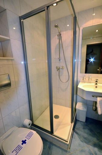 Bathroom 5, Hotel Restaurant Zur Mainlust, Main-Kinzig-Kreis