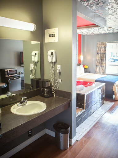Bathroom 4, Villager Lodge, Niagara
