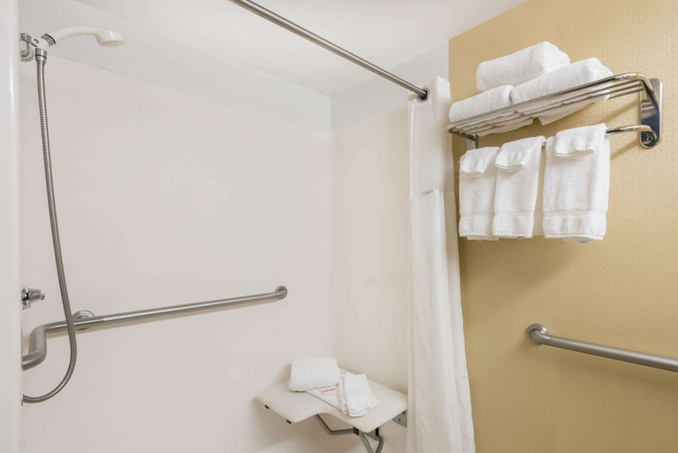 Bathroom 5, Ramada Plaza by Wyndham Portland, Cumberland