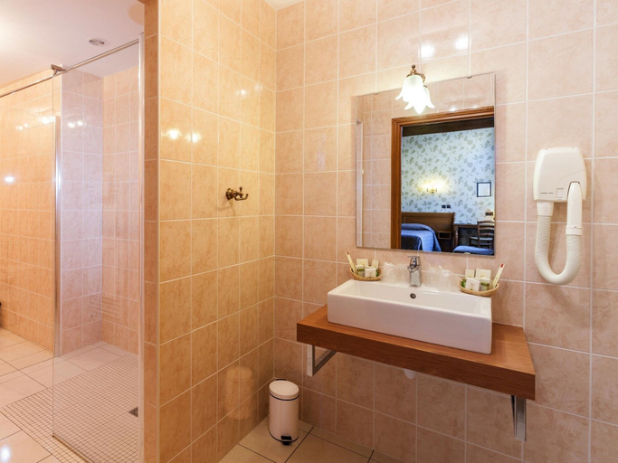 Bathroom 4, Hotel De La Cloche, Côte-d'Or