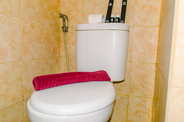Bathroom 3, Cozy Stay Studio Paragon Village Apartment By Travelio, Tangerang
