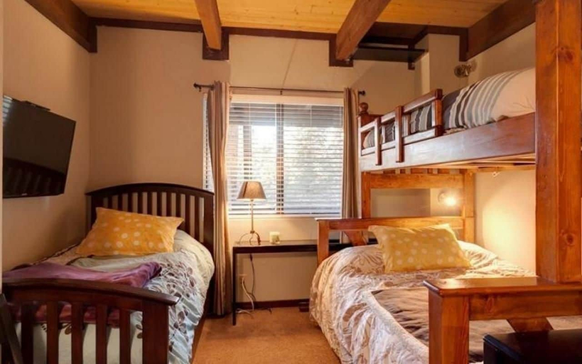 Bedroom 1, Tree Top Falls, San Bernardino