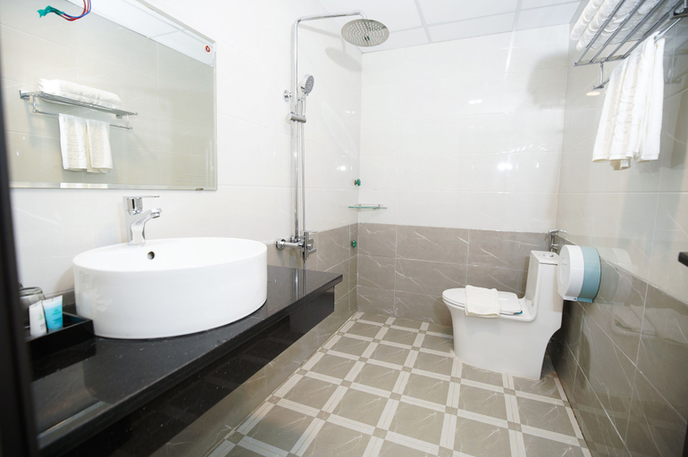 Bathroom 4, Long Anh Hotel, Thanh Hóa City
