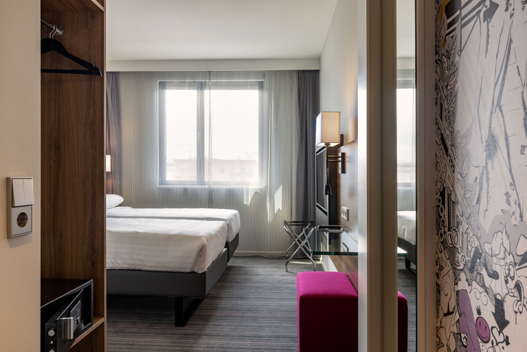 Bedroom 3, Moxy Edinburgh Airport, Edinburgh
