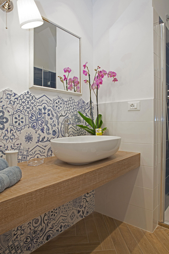 Bathroom sink, Flavourful Flat down Pratello Area - Flat in Bo, Bologna