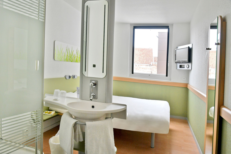 Bathroom 4, ibis budget Saint-Quentin Centre Gare, Aisne