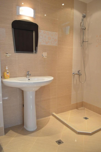 Bathroom 4, Bon Bon Hotel, Stolichna
