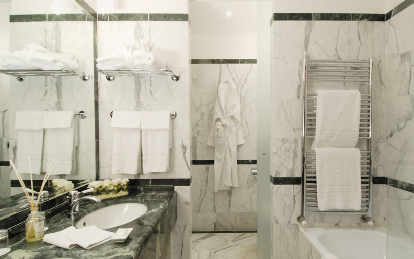Bathroom 4, Degli Orafi, Florence