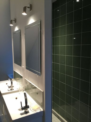 Bathroom 3, Les gites d'Hellen 2, Finistère