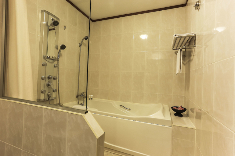 Bathroom 4, Angkor Howard Hotel, Siem Reap