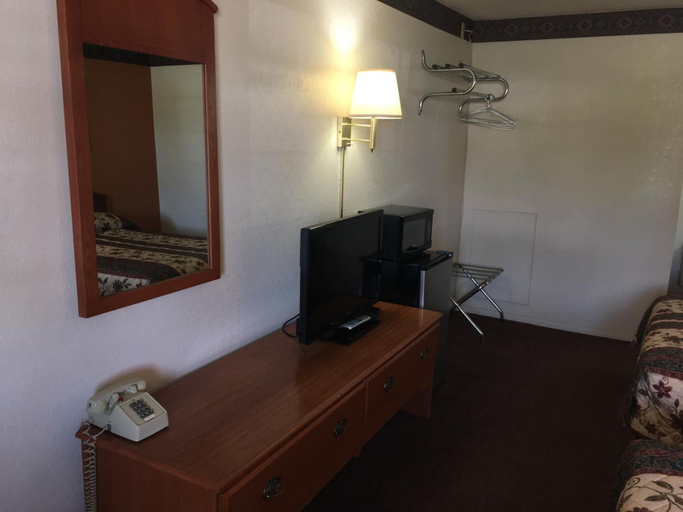 Others 5, Finn's 66 Motel, Phelps